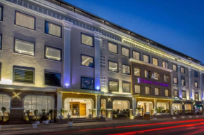 Отель Clarks Inn Suites Gwalior  Гвалиор